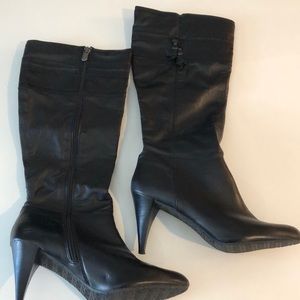 Adrienne Vittadini black leather heeled boots